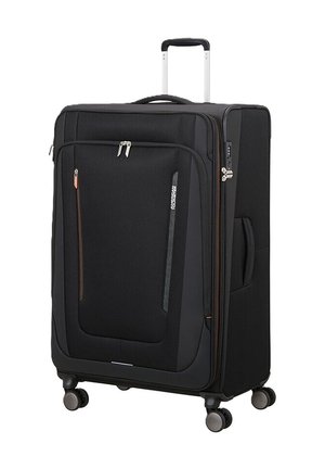 Valigia nera rigida verticale con quattro ruote girevoli, manico telescopico, tasca frontale con zip e manico laterale per il trasporto.