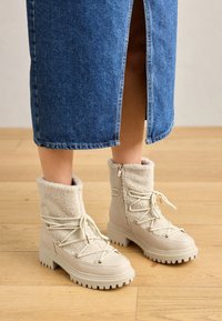 Platform ankle boots - beige