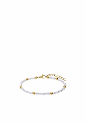 Delicaat armbandje met kleine witte parelmoer kralen en gouden ronde kralen, voorzien van een gouden karabijnsluiting en verstelbare ketting.