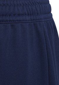 Pantalones cortos deportivos azul marino hechos de tela texturizada y ligera con una pretina elástica cosida y diseño de corte recto.
