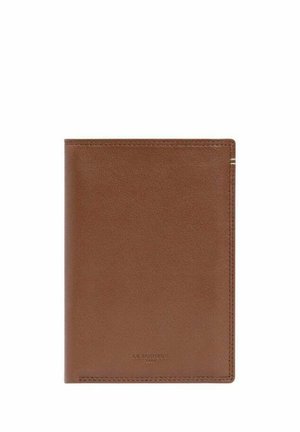 Portefeuille plié en cuir marron avec coutures visibles et nom de la marque discrètement embossé près du centre inférieur.