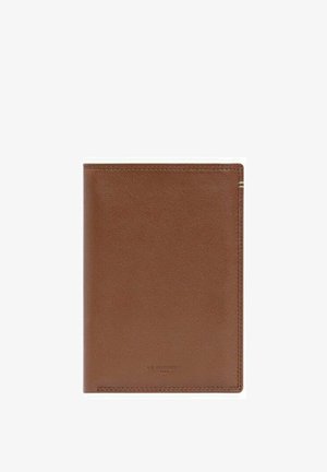 Braunes Lederportemonnaie mit sichtbaren Nähten und dezent eingeprägtem Markennamen nahe dem unteren Zentrum.