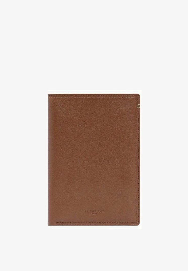 Portefeuille plié en cuir marron avec coutures visibles et nom de la marque discrètement embossé près du centre inférieur.