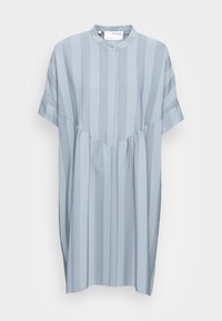 Světle modré šaty krátkého rukávu s vertikálními pruhy, se zaobleným límcem a nařaseným detailem v pase, vyrobené z měkké látky.