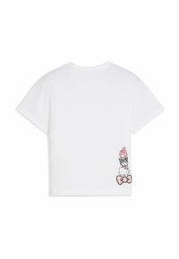 Hvid kortærmet t-shirt med et farverigt grafisk design af stablede figurer med sløjfer på ryggen, fremstillet af blødt bomuldsstof.