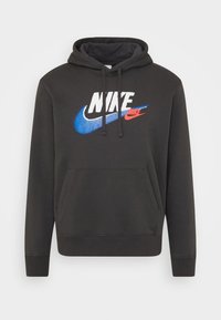 Černá mikina s kapucí a přední klokaní kapsou. Na hrudi je výrazné logo Nike v bílé, modré a červené barvě.