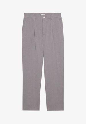 Pantaloni grigi su misura con taglio dritto, dotati di due tasche frontali, pieghe e chiusura a bottone. Realizzati in tessuto leggero.