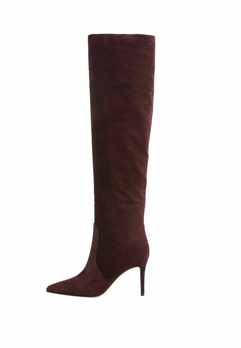 Bottes cuissardes bordeaux en daim doux, à talon aiguille, avec un bout pointu et une finition lisse. Présentent une silhouette ajustée sans embellissements.