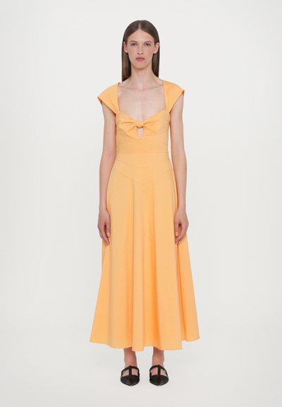 Abito midi giallo-arancio con maniche a cappuccio, dettaglio annodato sul colletto e gonna a campana. Tessuto uniforme, design minimalista, senza motivi.