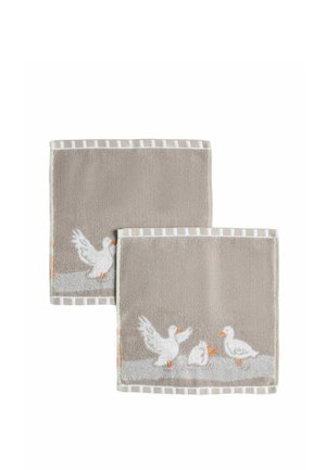 To beige vaskeklude med hvid andefamilie broderi og lyse stribede kanter på hvid baggrund.