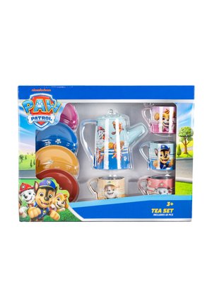 Juego de té para niños que incluye una tetera, cuatro tazas y cuatro platillos con diseños coloridos de personajes de Paw Patrol en una caja azul y blanca.