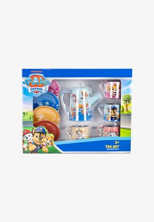 Kindertheemset met een theepot, vier kopjes en vier schoteltjes met kleurrijke Paw Patrol-figuurontwerpen in een blauw-witte doos.