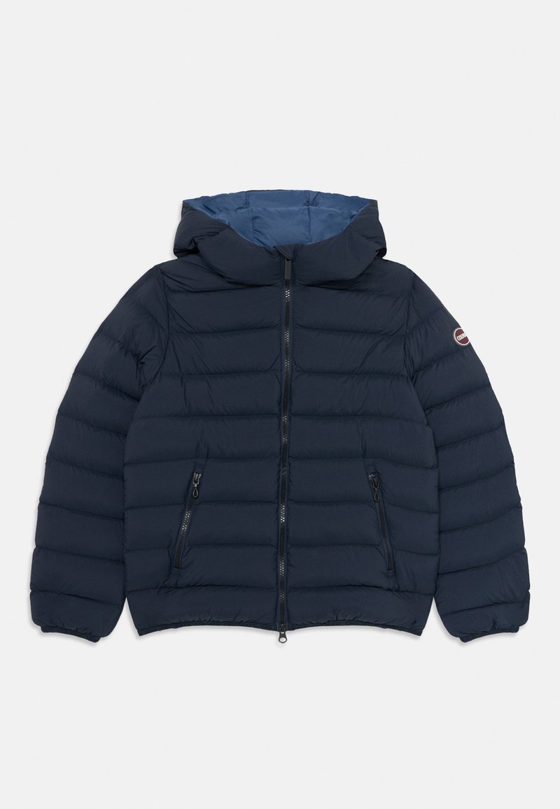 Casaco puffer azul marinho com capuz, fecho à frente, dois bolsos com fecho e patch do logo na manga esquerda, disposto em plano num fundo branco.