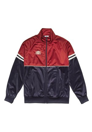 Chaqueta de chándal en rojo y azul marino. Fabricada con un tejido suave y brillante, con un alto cuello, cierre de cremallera frontal y franjas blancas en los hombros. Cuenta con bolsillos laterales.