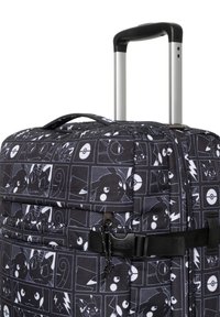 Svart resväska med grafiskt tryck som visar Pokémon-karaktärer. Inkluderar ett utdragbart handtag och ett plastspänne fram.