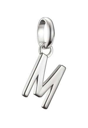 Glänzender silberner Anhänger in Form des Buchstabens „M“ mit einer glatten ovalen Öse zur Befestigung an einer Kette oder einem Armband.