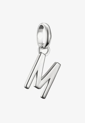 Glänzender silberner Anhänger in Form des Buchstabens „M“ mit einer glatten ovalen Öse zur Befestigung an einer Kette oder einem Armband.