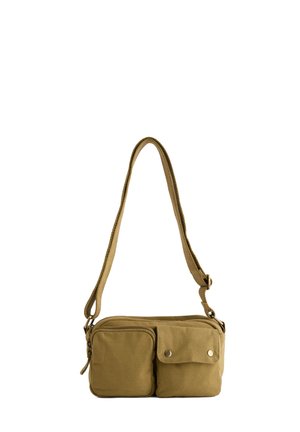 Petit sac bandoulière en toile marron avec bandoulière réglable, comprenant une poche zippée et une poche à bouton-pression sur le devant.