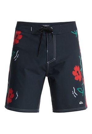 Μαύρα βερμούδα με κόκκινα λουλουδάτα σχέδια και πράσινες λεπτομέρειες. Διαθέτουν κορδόνι στη μέση και λευκά ραφές. Κουμπωτή υφή σε όλο το μήκος.