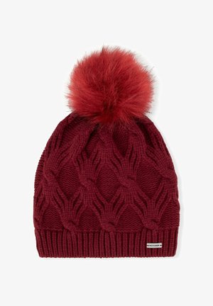 Dziana bordowa czapka z teksturowanym wzorem warkocza, zwieńczona puszystym czerwonym pomponem oraz małą metką z nazwą marki na dole.