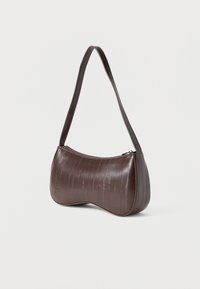 Bolso de mano marrón de cuero sintético con forma curva, correa delgada para el hombro y cierre de cremallera. Presenta una superficie texturizada y acanalada.