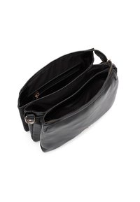 Bolso cruzado de cuero negro con una superficie texturizada, acentos de hardware dorado y múltiples bolsillos con cremallera; el interior cuenta con un forro de tela.