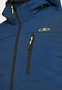 Veste softshell CMP bleue avec zippers noirs et tirettes néon jaunes, dotée d'une poche poitrine et d'un col haut.