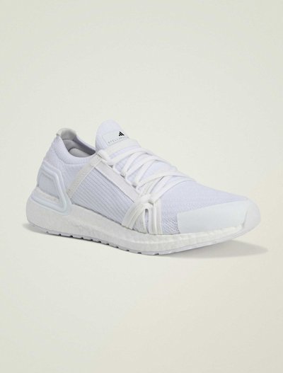 Hvite joggesko med mesh-overdel, snøring og polstret såle. Har et strukturert design og en prestasjonsorientert silhuett.