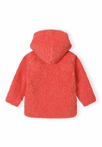Giacca con cappuccio corallo, realizzata in tessuto morbido e testurizzato. Presenta maniche lunghe e un taglio dritto, senza chiusure o dettagli visibili.