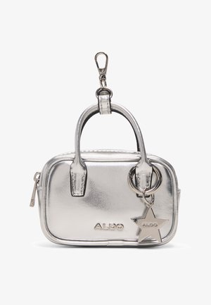 Piccola borsa a mano in metallo argento con due manici, una cerniera, un ciondolo a forma di stella e un gancio per fissarla ad altri oggetti.