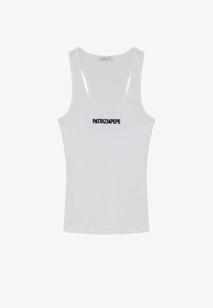 Top senza maniche bianco realizzato in tessuto a costine, con il nome del marchio "PATRIZIA PEPE" in nero, centrato sul petto.