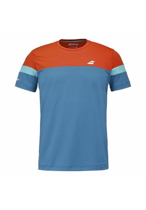 T-shirt sportiva a maniche corte con parte superiore arancione, striscia azzurro chiaro sulle maniche e corpo blu, con un piccolo logo bianco sul petto.