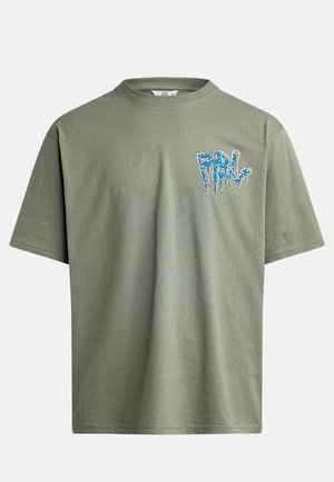 Oliwkowa bawełniana koszulka z krótkim rękawem, z niebieskim napisem w stylu kapań farby na lewym piersi.