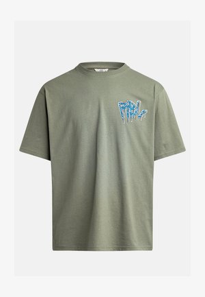 Oliwkowa bawełniana koszulka z krótkim rękawem, z niebieskim napisem w stylu kapań farby na lewym piersi.