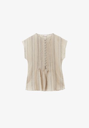 Blusa beige de manga corta con rayas verticales, cierre frontal de botones y detalles plisados debajo de los botones.