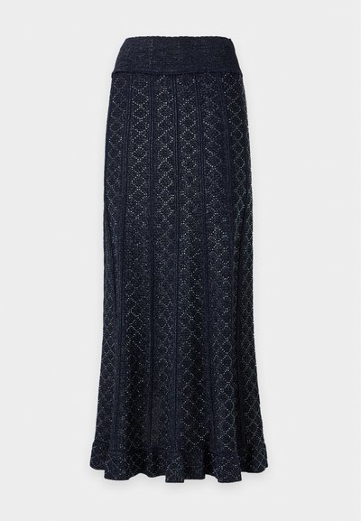 Jupe longue tricotée bleu foncé avec des motifs verticaux texturés et des détails subtilement scintillants, ourlet évasé et large ceinture. Aucune personne présente.
