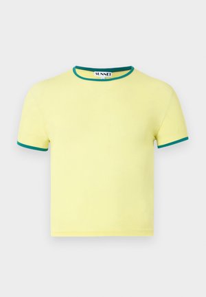 Żółta koszulka z krótkim rękawem z zielonym ściągaczem pod szyją i na mankietach. Gładka faktura, luźny krój, z metką marki na dekolcie.