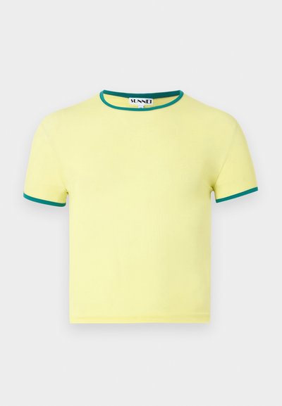 Žlté tričko s krátkym rukávom a zeleným rebrovým golierom a lemami rukávov. Hladká textúra s voľným strihom, s logom značky na výstrihu.