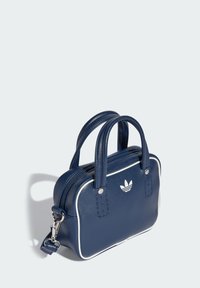 Navy plava sintetička torba s bijelim akcentima, zatvaranje na munje, dvostruke kratke ručke i logo sprijeda. Kompaktni pravokutni oblik.