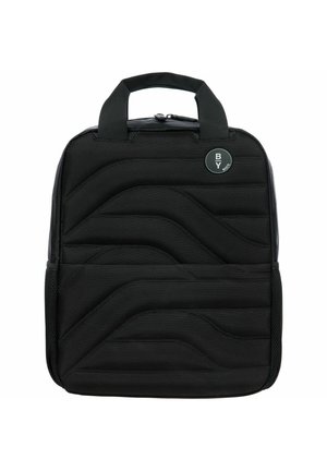 Schwarzer gepolsterter Rucksack mit strukturierten Oberflächen, gewelltem Design, zwei Griffen und einem runden Logo auf der Vorderseite. Mit Reißverschluss.