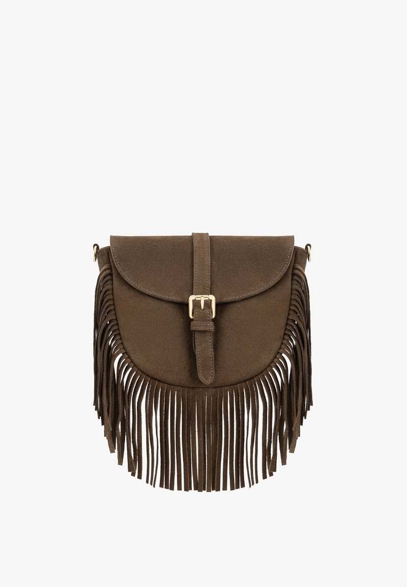 Sac bandoulière en daim marron avec sangle à boucle sur le devant et longues franges sur la partie inférieure et les côtés.