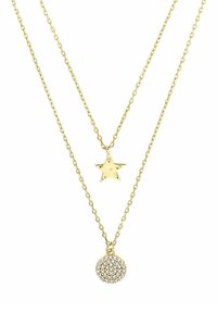 Guldtonad lagerhalsband med en stjärnpendant och en rund pendant prydd med klara kristaller. Kabelkedjelänkar med en polerad finish.