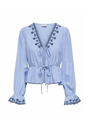 Blouse à rayures bleues avec un ourlet en dentelle, fermeture à nouer à l'avant et manches longues. Présente des détails floraux brodés le long de l'encolure et des poignets.
