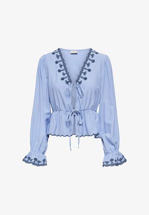 Blusa azul a rayas con un dobladillo con forma de concha, cierre en la parte delantera con lazo y mangas largas. Presenta detalles florales bordados a lo largo del escote y los puños.