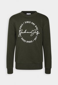 Felpa verde scuro con maniche lunghe e scollatura rotonda. Presenta un testo grafico circolare bianco, inclusi "Jack and Jones" e elementi di design.