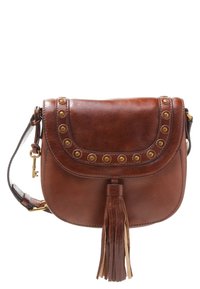 Brun læder crossbody taske med låg, dekoreret med guldnitter og en lang lædertassel. Har en justerbar strop for bekvemmelighed.