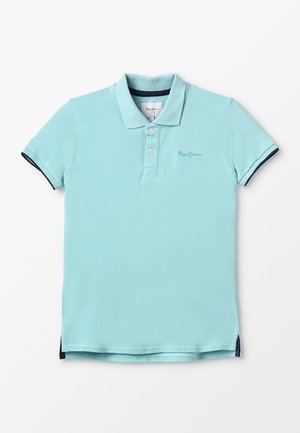 Jasnoniebieska koszulka polo z krótkim rękawem, dwoma białymi guzikami, ciemnym obszyciem na krawędziach rękawów i małym haftowanym logo na piersi.