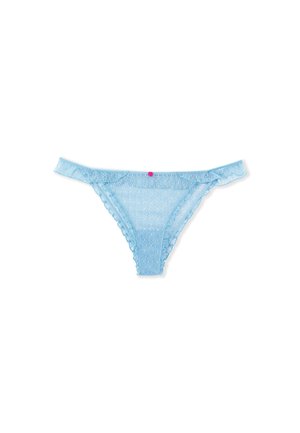 Perizoma di pizzo blu chiaro con bordi ondulati, motivi floreali intricati e un piccolo accento rosa al centro davanti.
