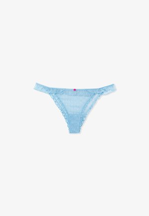Tanga de encaje azul claro con bordes festoneados, intrincados patrones florales y un pequeño acento rosa en la parte central frontal.