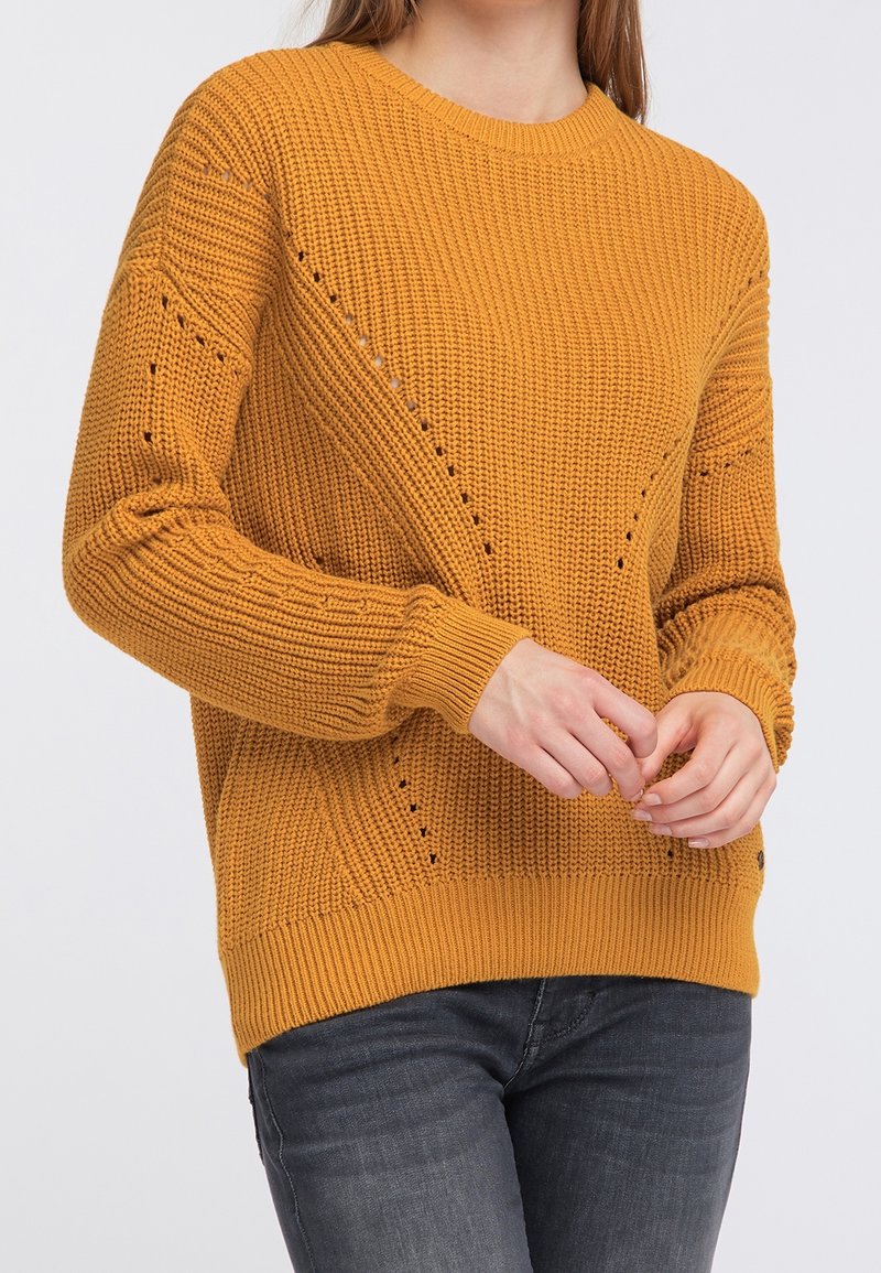 Sininen keltainen neulepusero, jossa on ribbikuvio, pyöreä pääntie ja koristeelliset silmukkakuviot hihoissa. Istuu hyvin hihansuissa ja helmoissa.